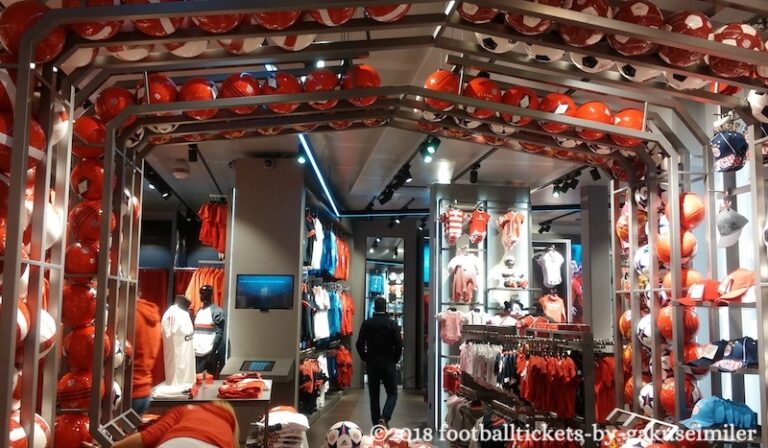 定番から意外なグッズまで】海外サッカー観戦で絶対に買いたいお土産8